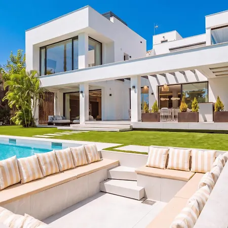 Vacation Marbella I Confort, Private Heated Pool, Rooftop Jacuzzi, Gym, 5min Drive To The Beach, Bbq, 7 Bdrs, Luxury Villa