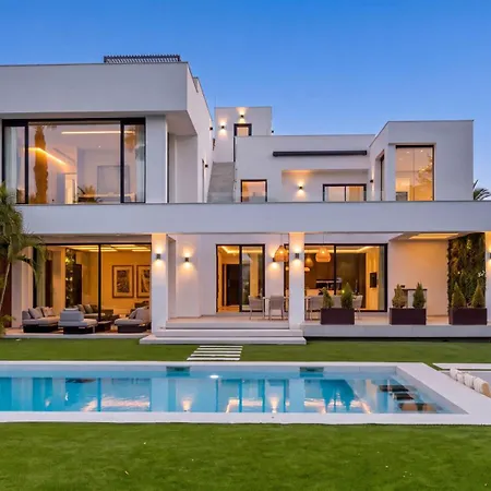Villa Vacation Marbella I Confort, Private Heated Pool, Rooftop Jacuzzi, Gym, 5min Drive To The Beach, Bbq, 7 Bdrs, Luxury *