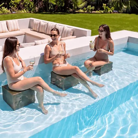 Villa Vacation Marbella I Confort, Private Heated Pool, Rooftop Jacuzzi, Gym, 5min Drive To The Beach, Bbq, 7 Bdrs, Luxury Estepona