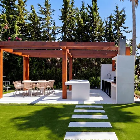 Vacation Marbella I Confort, Private Heated Pool, Rooftop Jacuzzi, Gym, 5min Drive To The Beach, Bbq, 7 Bdrs, Luxury Estepona