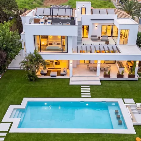 Villa Vacation Marbella I Confort, Private Heated Pool, Rooftop Jacuzzi, Gym, 5min Drive To The Beach, Bbq, 7 Bdrs, Luxury