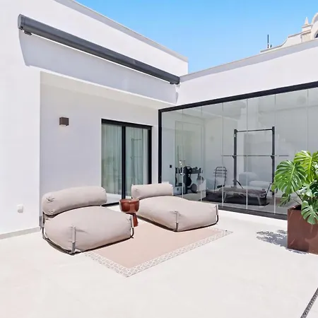 Villa Vacation Marbella I Confort, Private Heated Pool, Rooftop Jacuzzi, Gym, 5min Drive To The Beach, Bbq, 7 Bdrs, Luxury