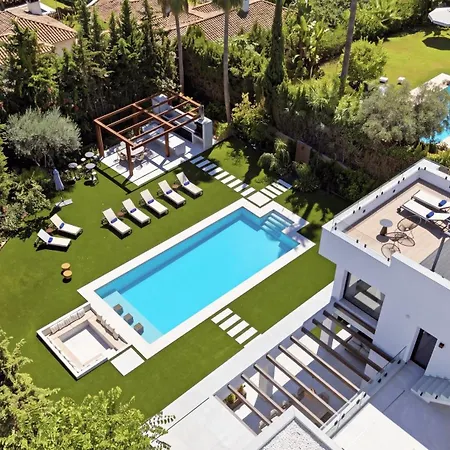 Vacation Marbella I Confort, Private Heated Pool, Rooftop Jacuzzi, Gym, 5min Drive To The Beach, Bbq, 7 Bdrs, Luxury
