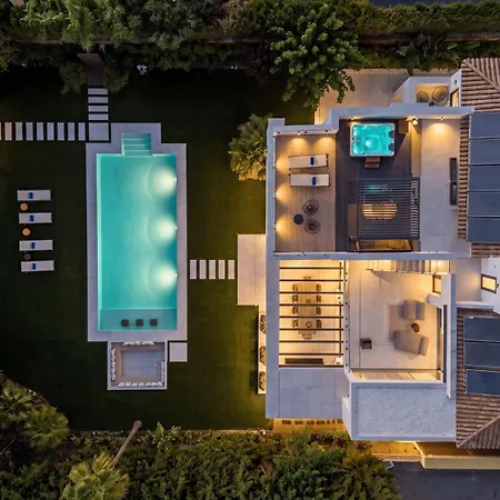 Villa Vacation Marbella I Confort, Private Heated Pool, Rooftop Jacuzzi, Gym, 5min Drive To The Beach, Bbq, 7 Bdrs, Luxury