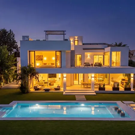 Vacation Marbella I Confort, Private Heated Pool, Rooftop Jacuzzi, Gym, 5min Drive To The Beach, Bbq, 7 Bdrs, Luxury Villa Estepona
