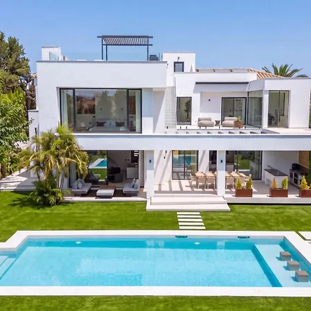 Villa Vacation Marbella I Confort, Private Heated Pool, Rooftop Jacuzzi, Gym, 5min Drive To The Beach, Bbq, 7 Bdrs, Luxury Estepona