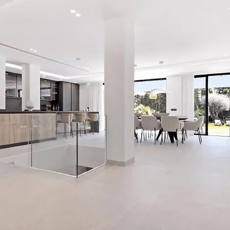 Vacation Marbella I Confort, Private Heated Pool, Rooftop Jacuzzi, Gym, 5min Drive To The Beach, Bbq, 7 Bdrs, Luxury Villa