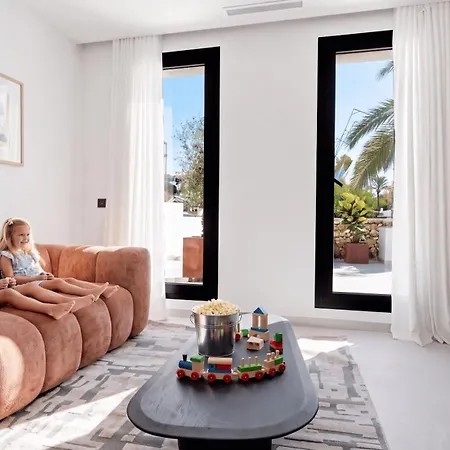 Villa Vacation Marbella I Confort, Private Heated Pool, Rooftop Jacuzzi, Gym, 5min Drive To The Beach, Bbq, 7 Bdrs, Luxury