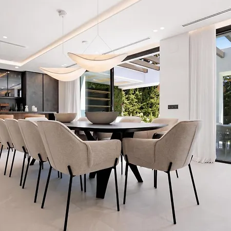 Vacation Marbella I Confort, Private Heated Pool, Rooftop Jacuzzi, Gym, 5min Drive To The Beach, Bbq, 7 Bdrs, Luxury