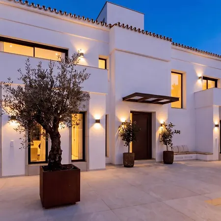 Villa Vacation Marbella I Confort, Private Heated Pool, Rooftop Jacuzzi, Gym, 5min Drive To The Beach, Bbq, 7 Bdrs, Luxury