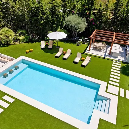Villa Vacation Marbella I Confort, Private Heated Pool, Rooftop Jacuzzi, Gym, 5min Drive To The Beach, Bbq, 7 Bdrs, Luxury Estepona